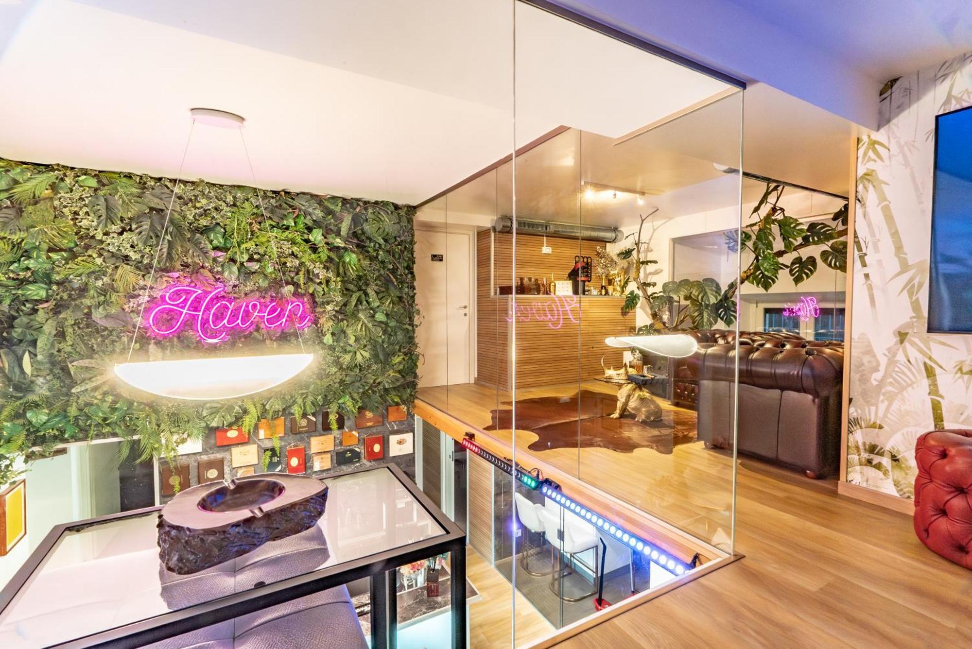 Luxe & Central Haven - Jacuzzi, Sauna, Steam, Private Parking 코모 외부 사진