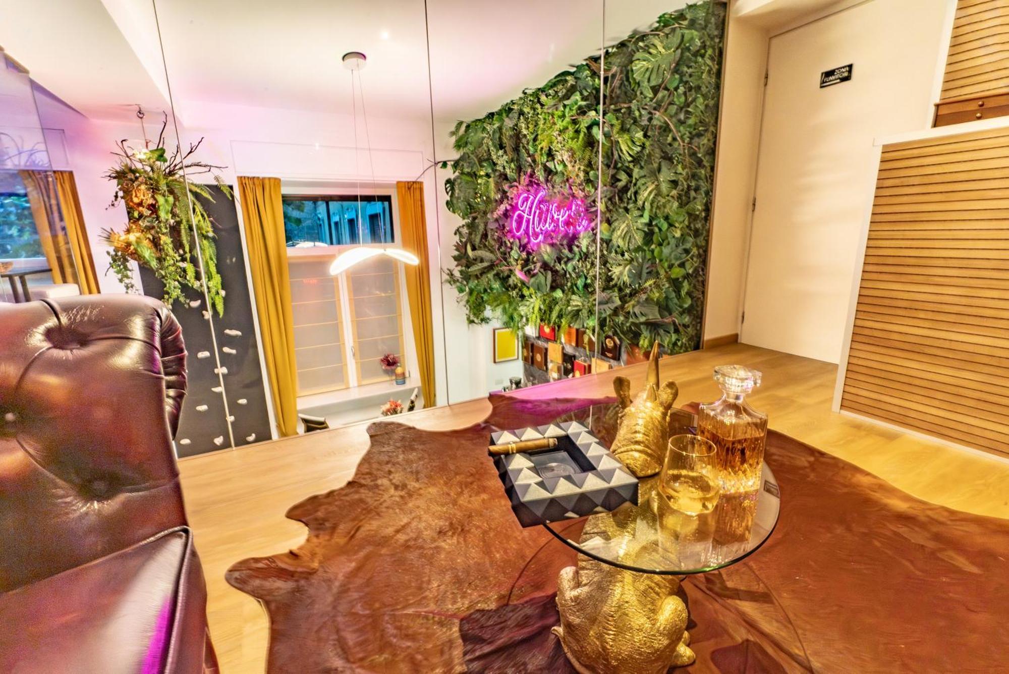 Luxe & Central Haven - Jacuzzi, Sauna, Steam, Private Parking 코모 외부 사진