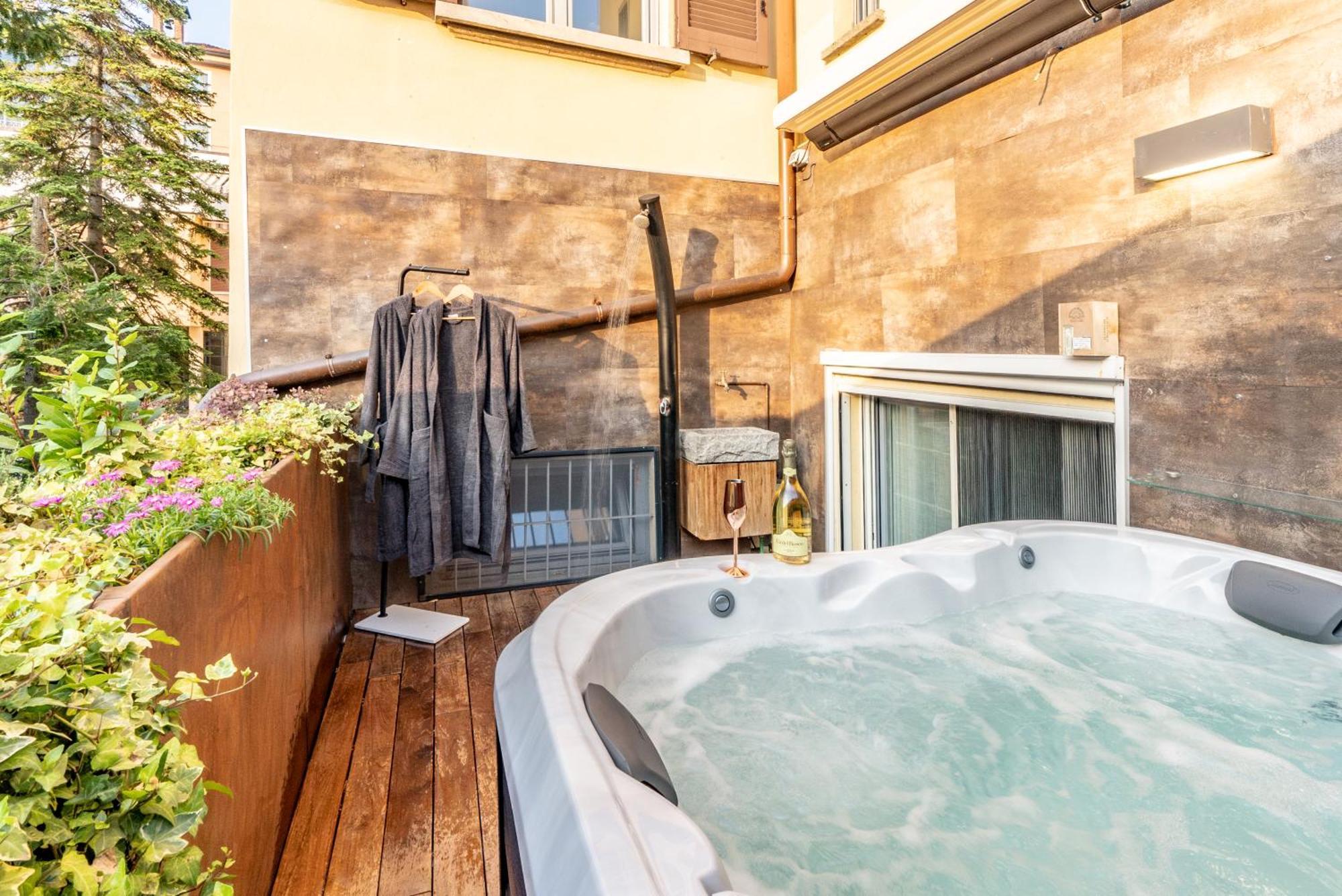 Luxe & Central Haven - Jacuzzi, Sauna, Steam, Private Parking 코모 외부 사진