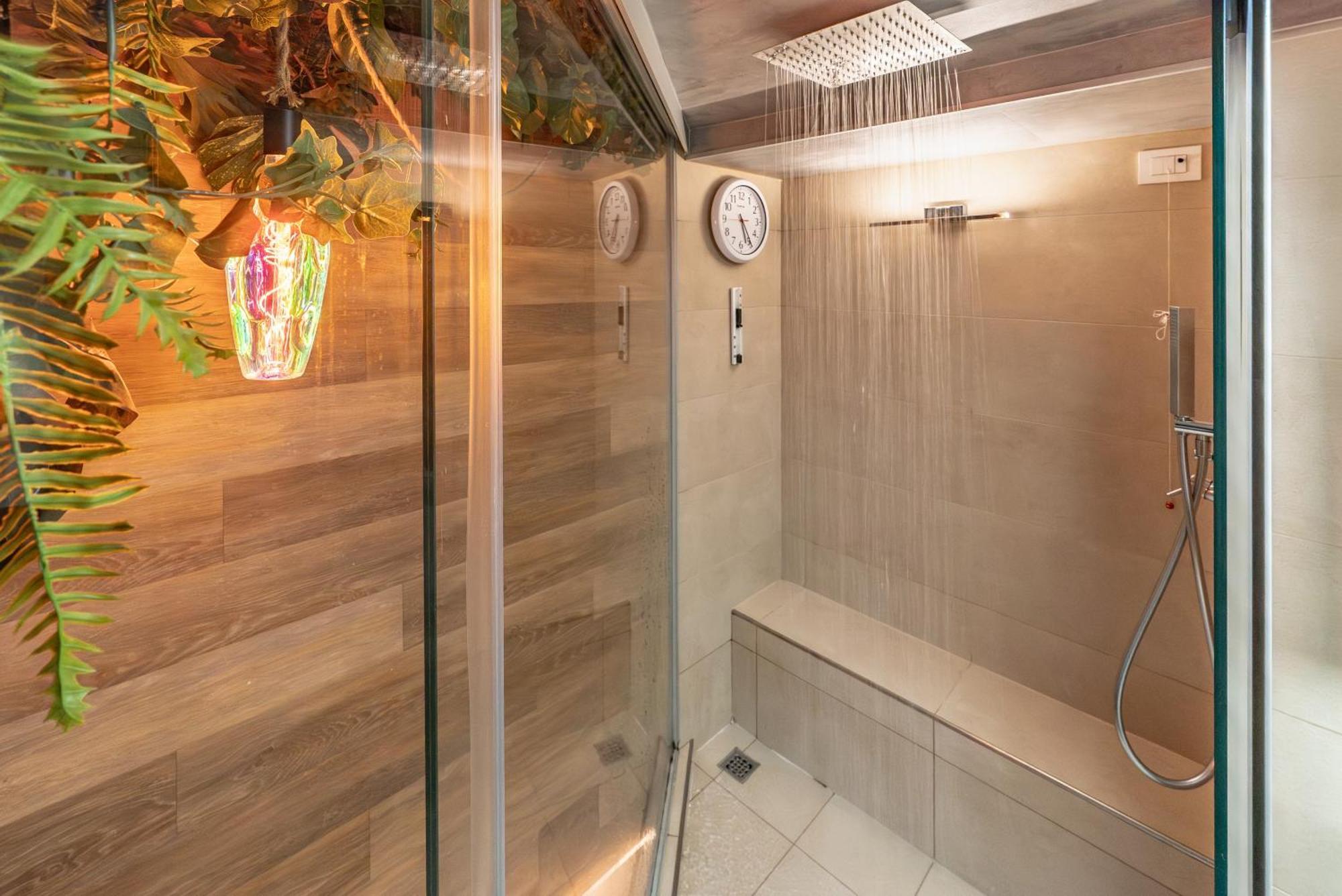 Luxe & Central Haven - Jacuzzi, Sauna, Steam, Private Parking 코모 외부 사진