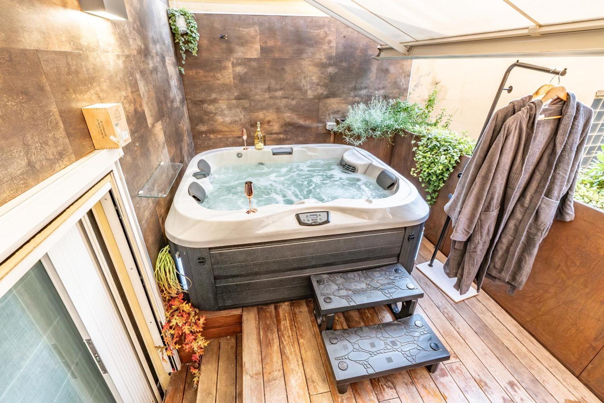 Luxe & Central Haven - Jacuzzi, Sauna, Steam, Private Parking 코모 외부 사진