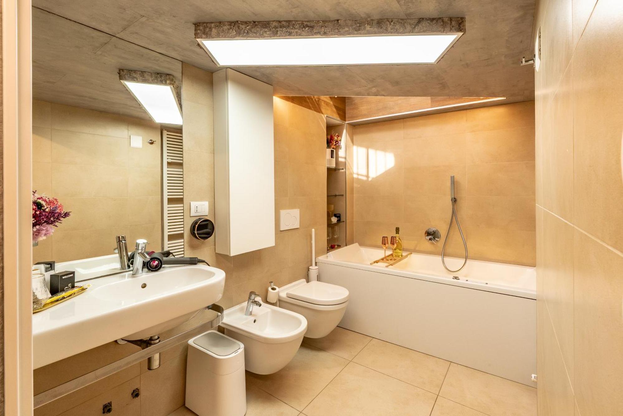 Luxe & Central Haven - Jacuzzi, Sauna, Steam, Private Parking 코모 외부 사진
