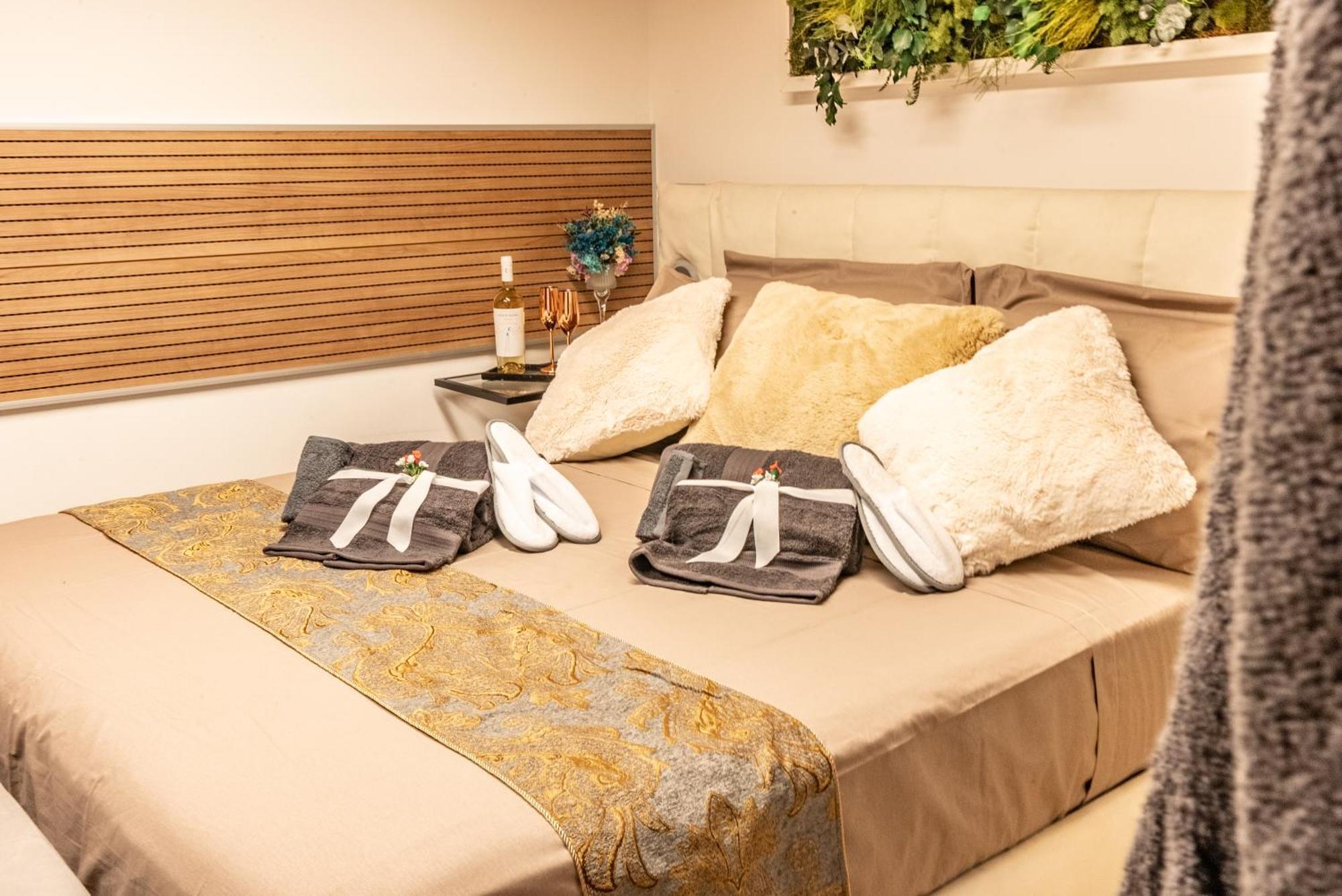 Luxe & Central Haven - Jacuzzi, Sauna, Steam, Private Parking 코모 외부 사진