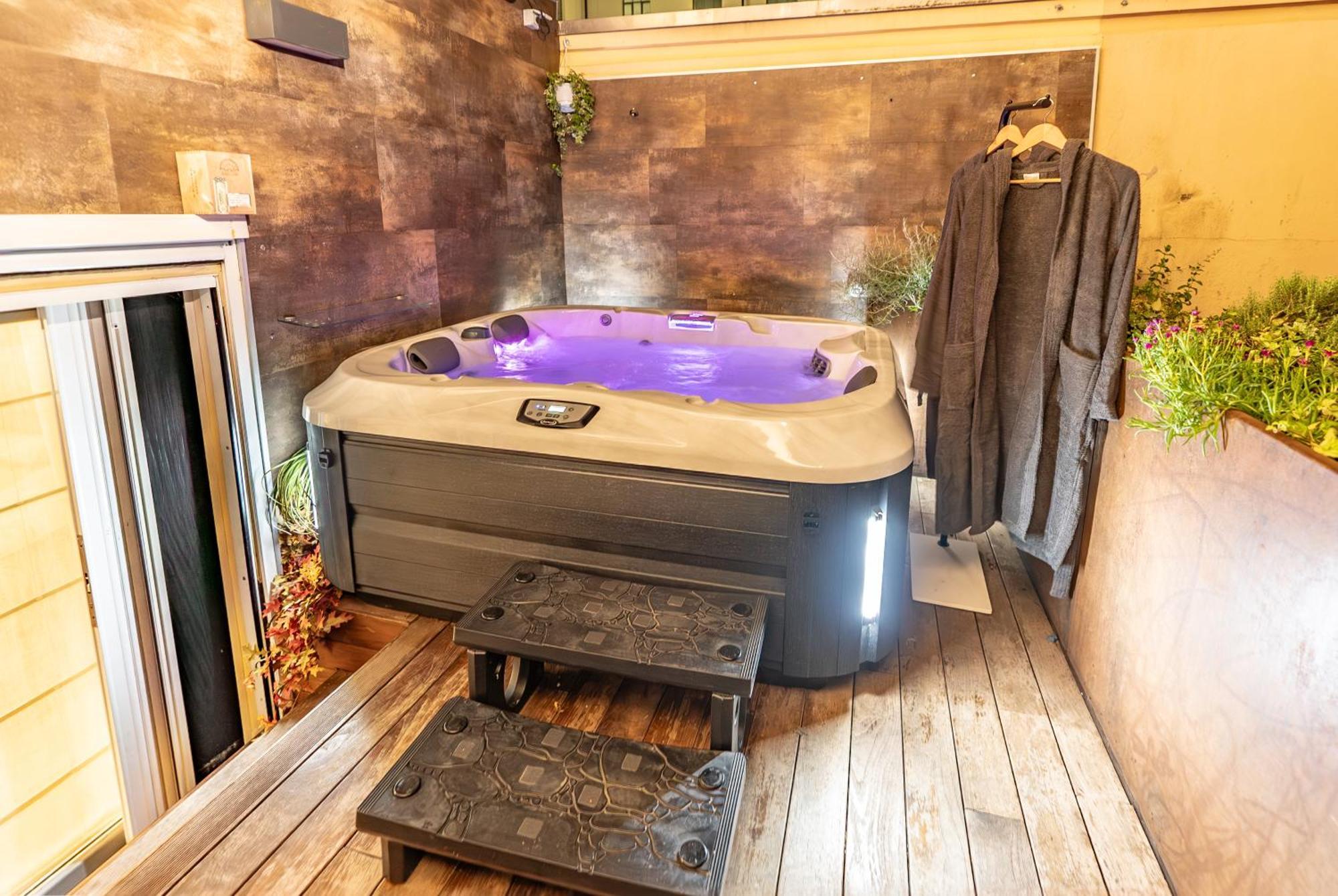 Luxe & Central Haven - Jacuzzi, Sauna, Steam, Private Parking 코모 외부 사진