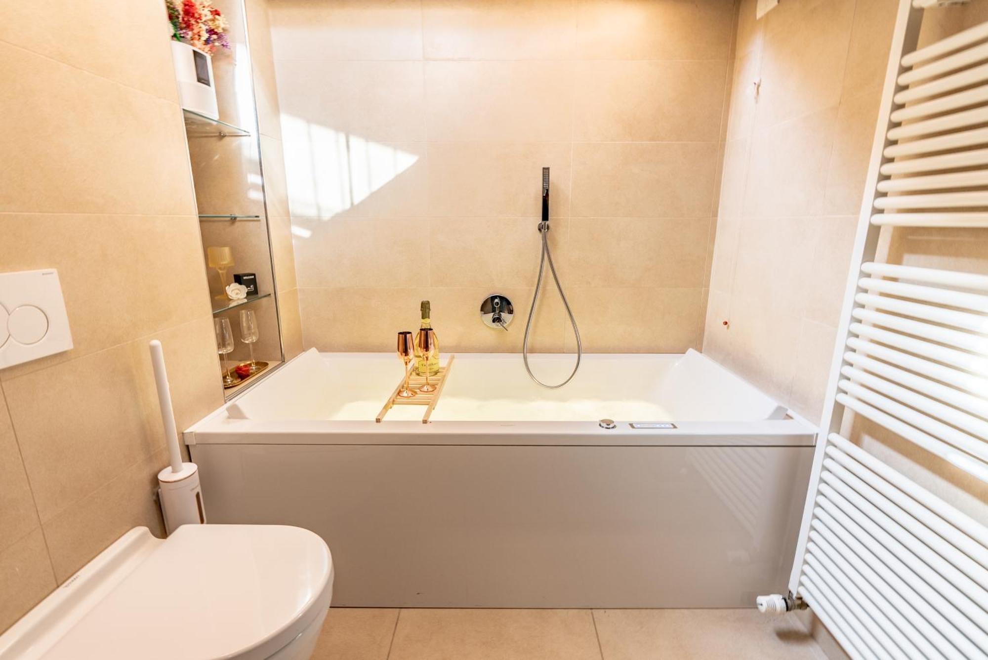 Luxe & Central Haven - Jacuzzi, Sauna, Steam, Private Parking 코모 외부 사진