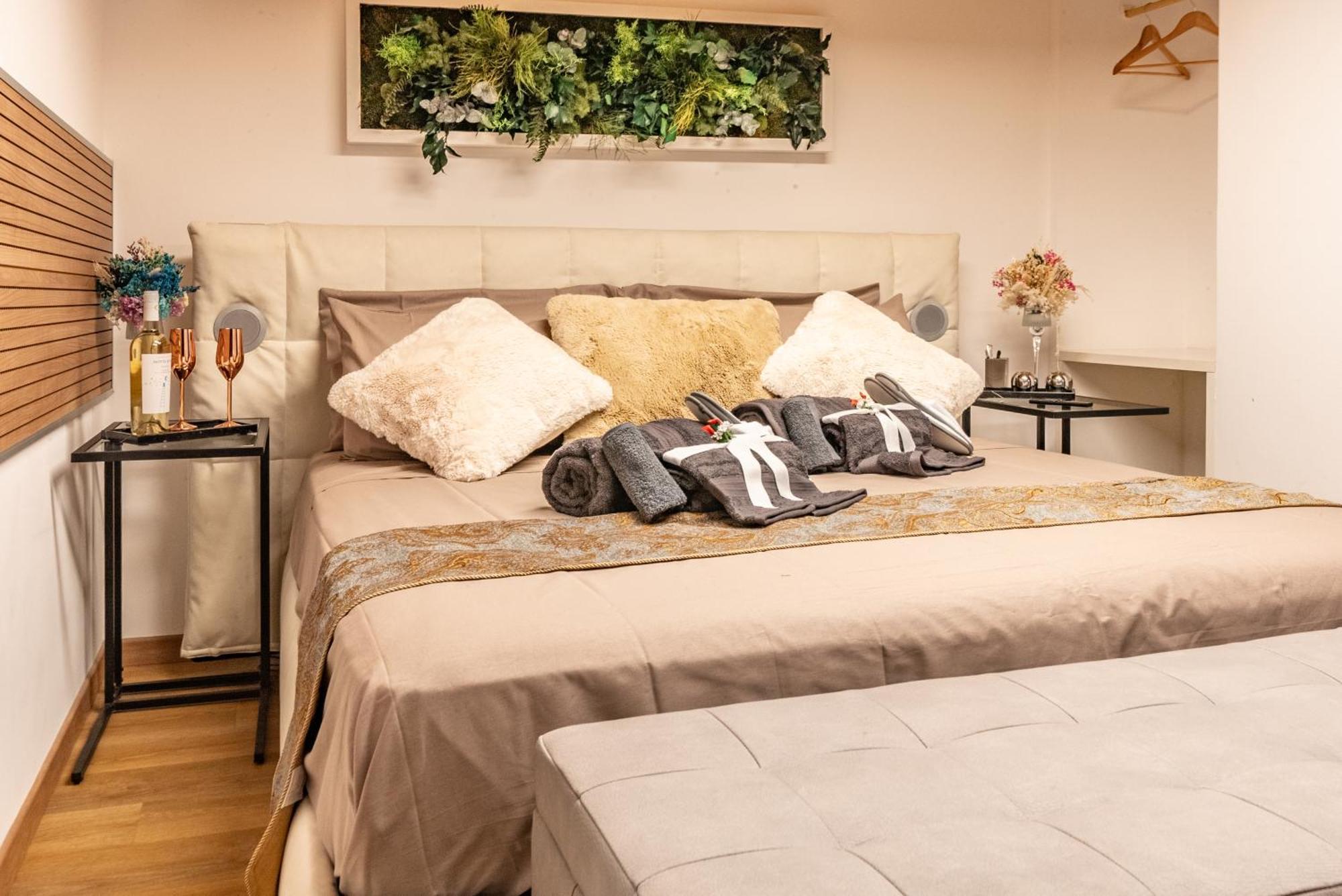 Luxe & Central Haven - Jacuzzi, Sauna, Steam, Private Parking 코모 외부 사진